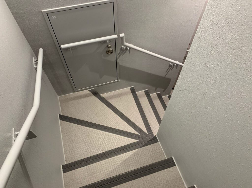 狭い階段