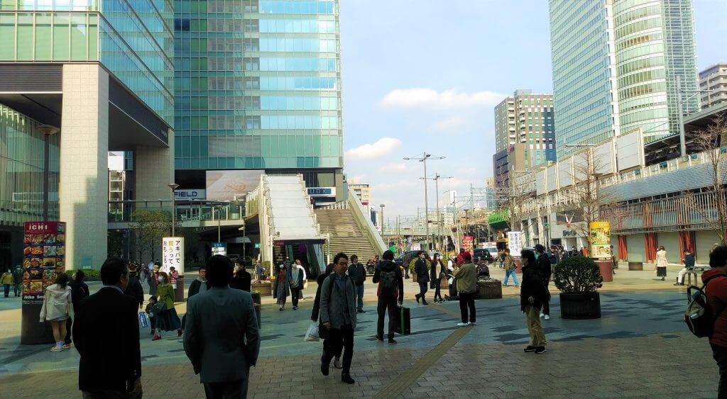 秋葉原電気街口 UDX前の広場の様子