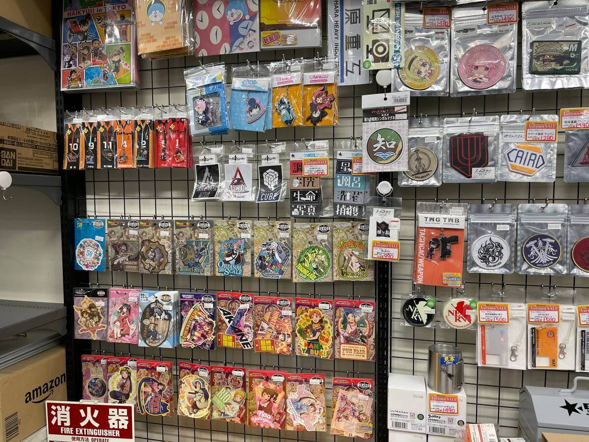 アニメの公式ステッカーが買える秋葉原の店｜AKIHABARA BASECAMP（秋葉原ベー …