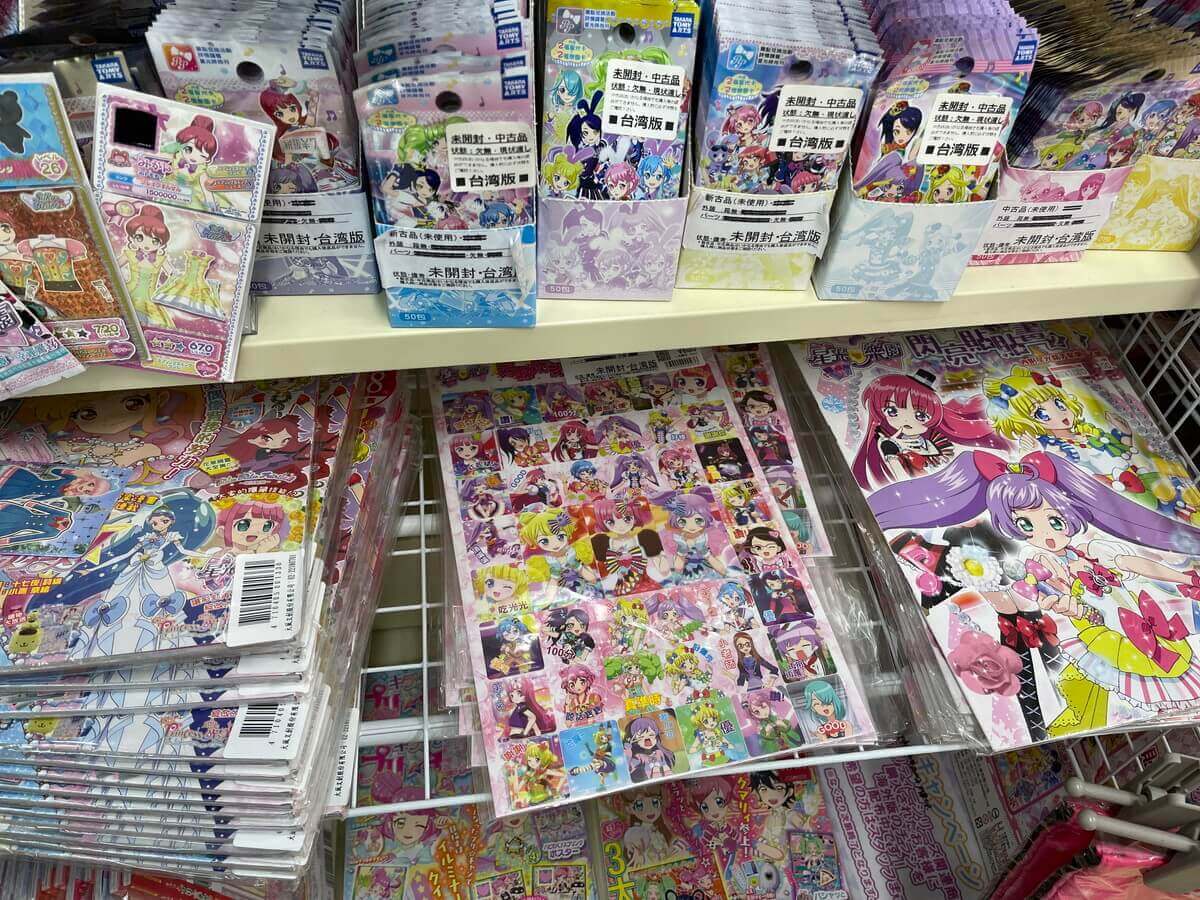 アニメの公式ステッカーが買える秋葉原の店｜AKIHABARA BASE…