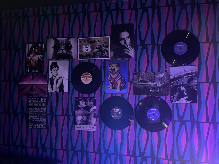壁に掛けられたレコード