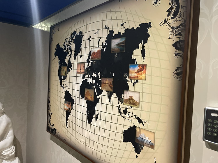 世界地図のある部屋