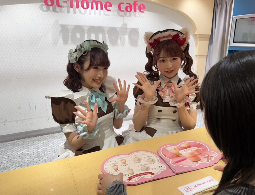 あっとほぉーむカフェのみゆなさん、みぽるんさんのお給仕風景