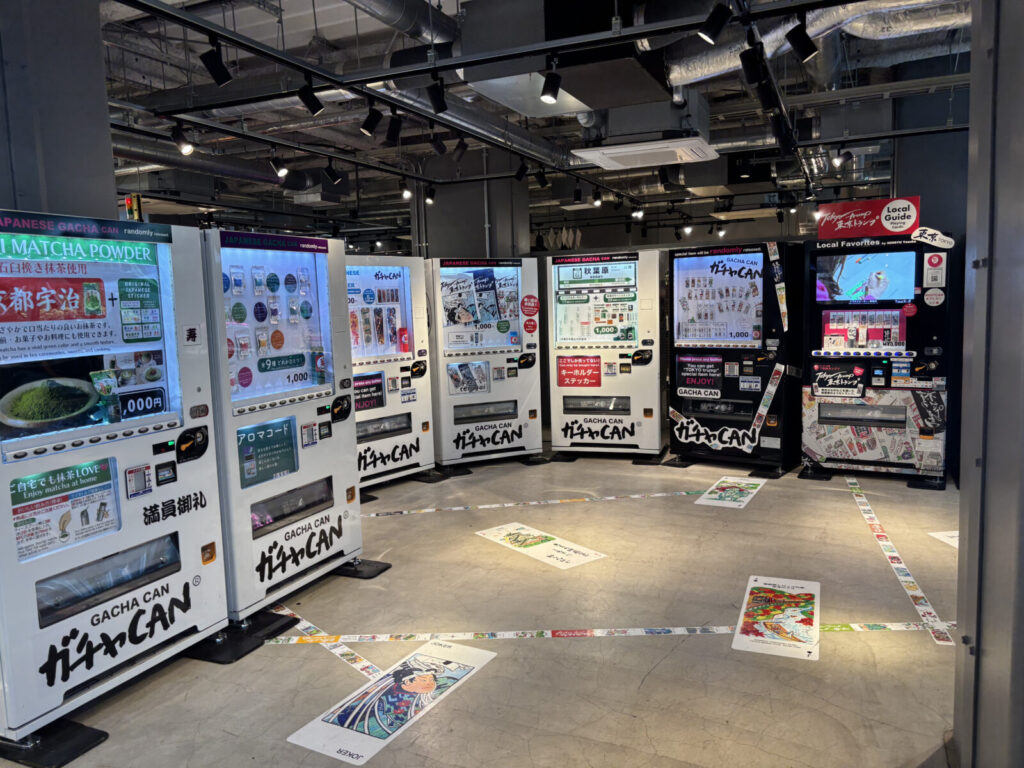 自販機BASE内の全景。直角に7台の自販機が並んでいる。