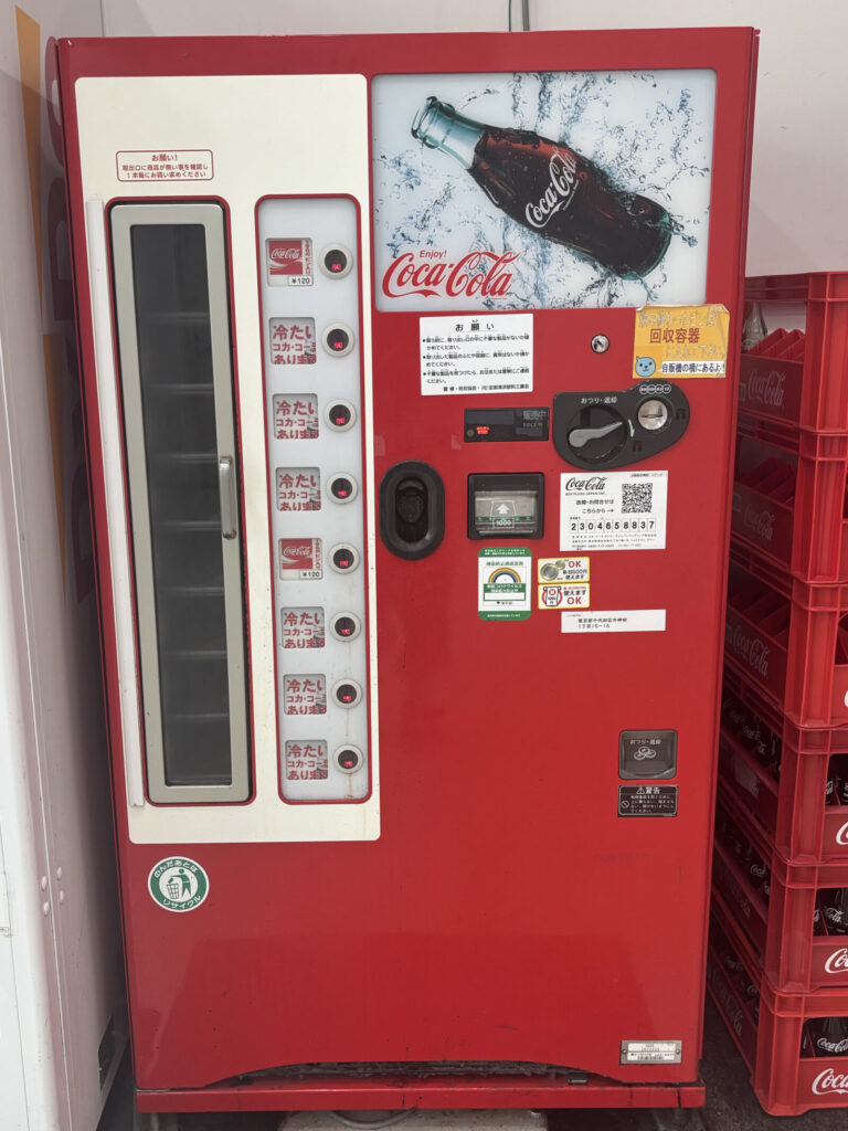 レトロな瓶コーラの自販機