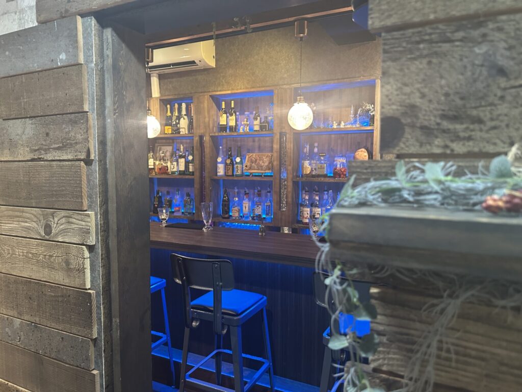 隠し扉の奥の店内