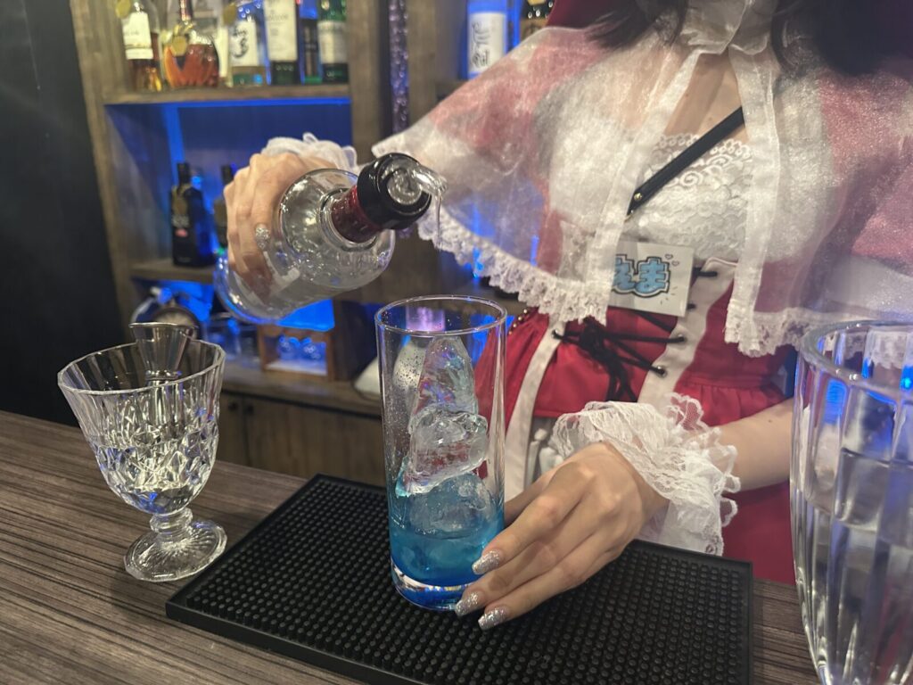 えまさんがレモンシロップをグラスに注いでいる