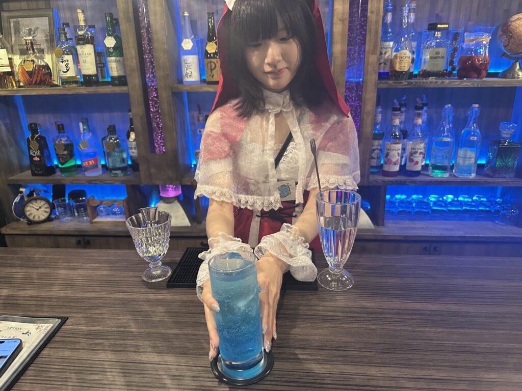 カクテルを差し出すえまさん