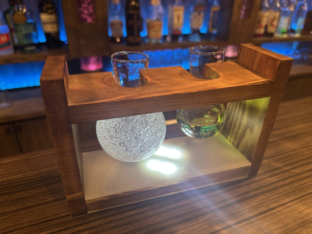 それぞれ緑色の液体と炭酸が入った二つのフラスコ