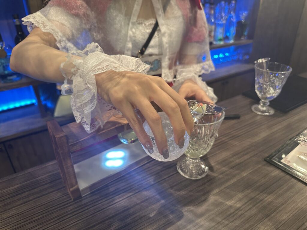 炭酸をグラスに注ぐ手元