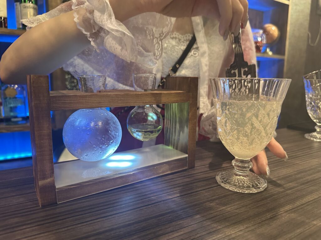 完成したドリンクを混ぜる手元