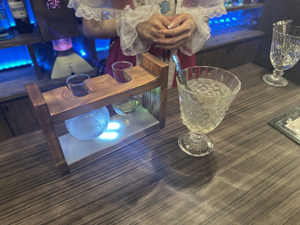 フラスコと完成したアブサンのソーダ割