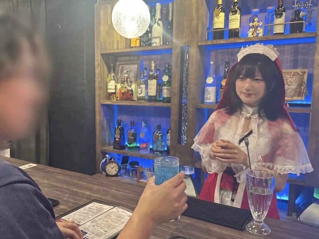 グラスを持つ客と対峙するえまさん