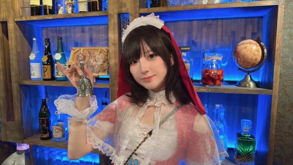 シスターがベルを持って微笑んでいる