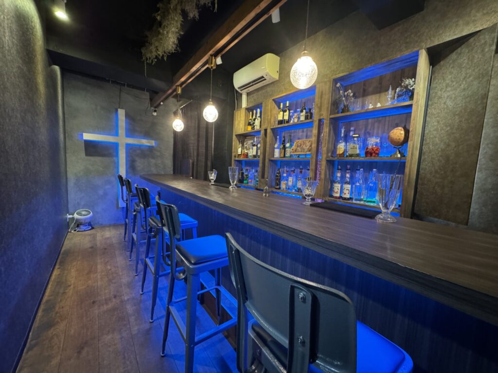 カウンター席の奥に十字架がかかっている店内の様子