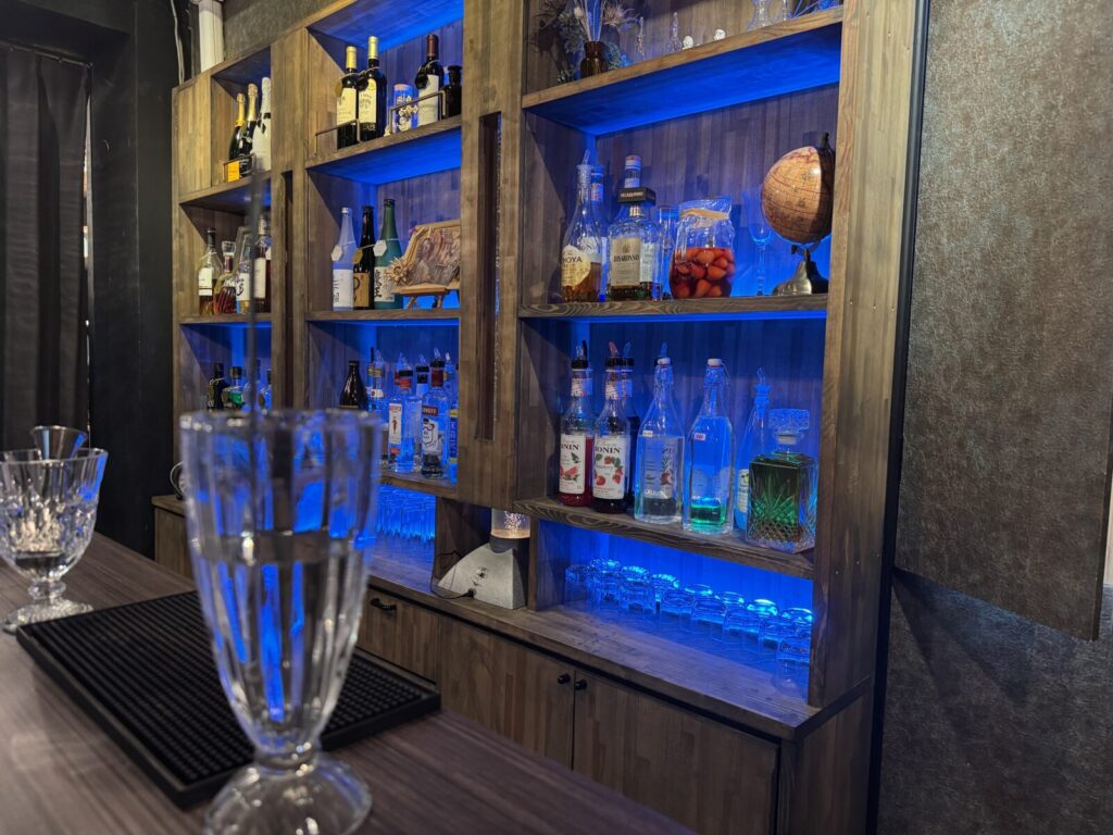 バーカウンター奥の酒棚
